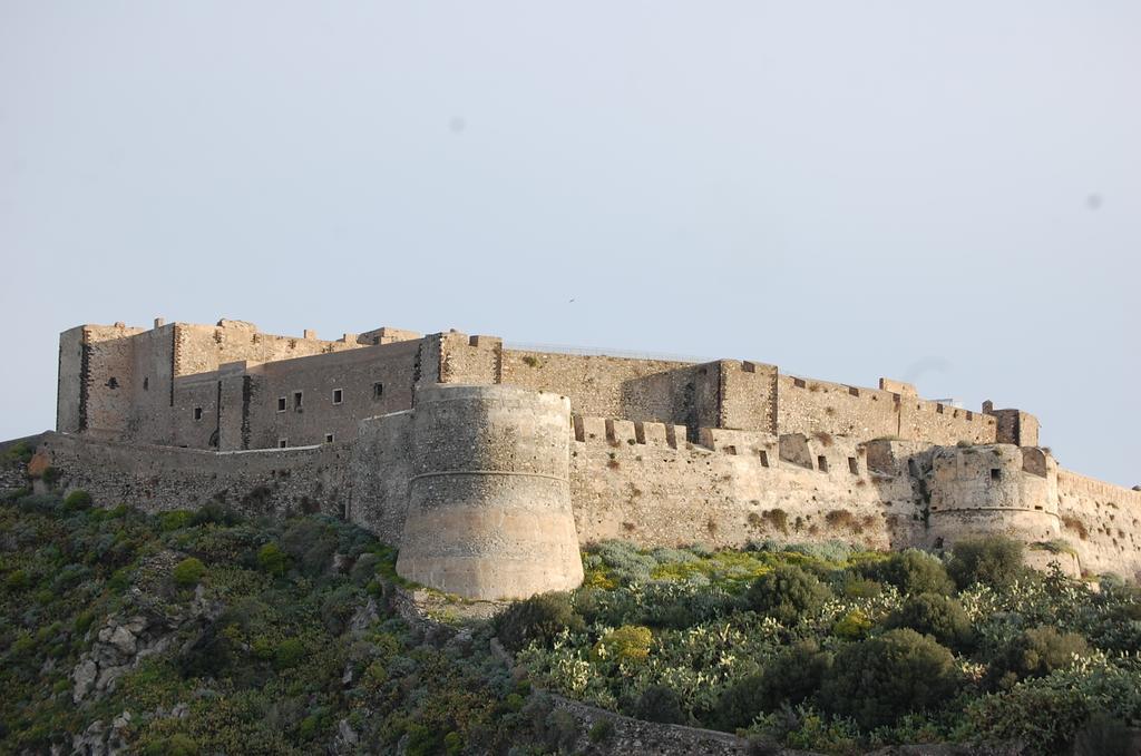 Castello Di Sotto Bed and Breakfast Μιλάτσο Δωμάτιο φωτογραφία